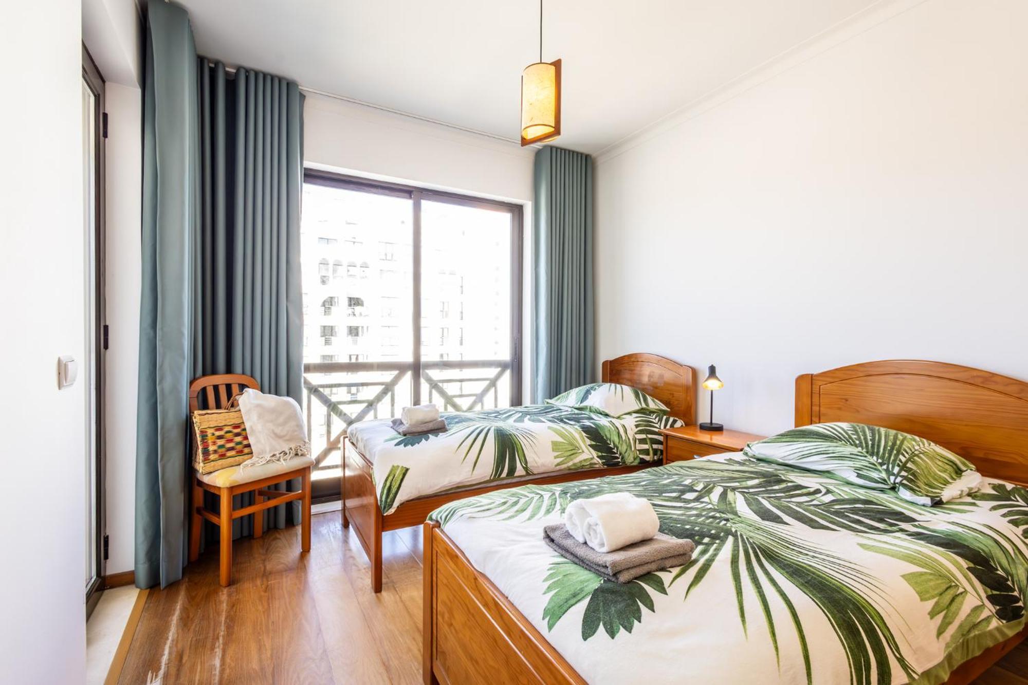 Beachfront 3Bdr Apt On Marginal Boulevard Sao Martinho do Porto Luaran gambar