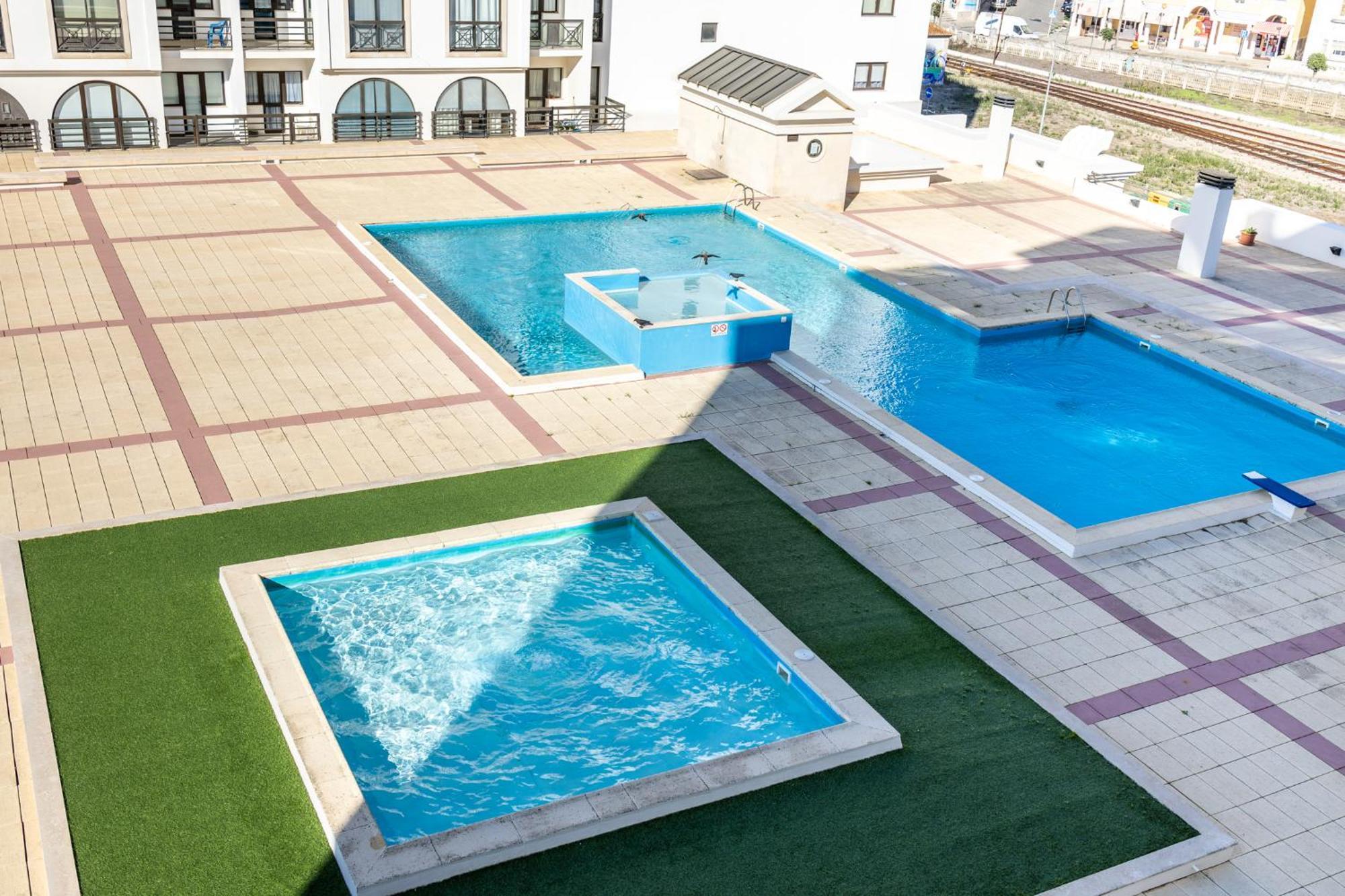 Beachfront 3Bdr Apt On Marginal Boulevard Sao Martinho do Porto Luaran gambar