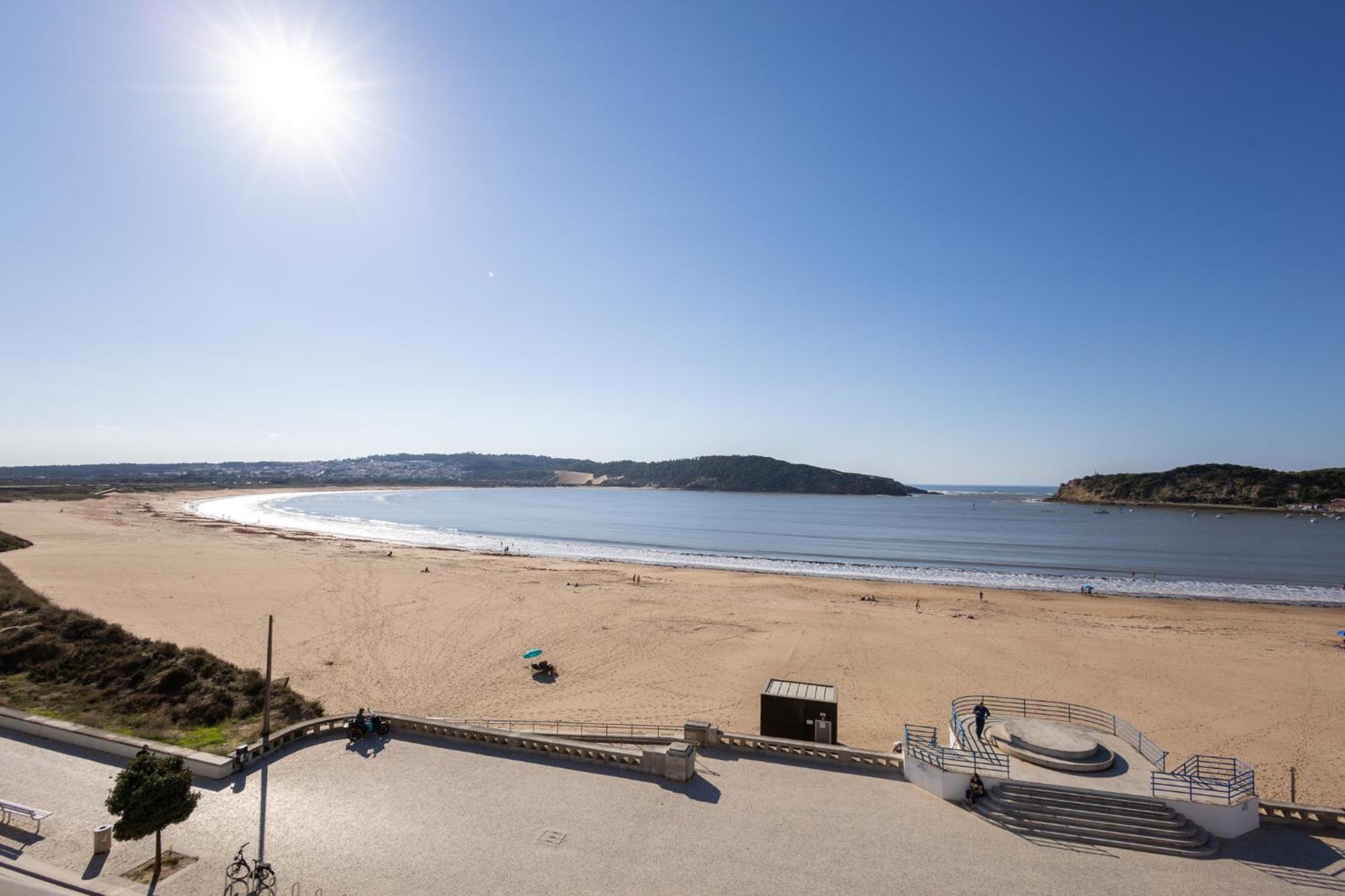 Beachfront 3Bdr Apt On Marginal Boulevard Sao Martinho do Porto Luaran gambar