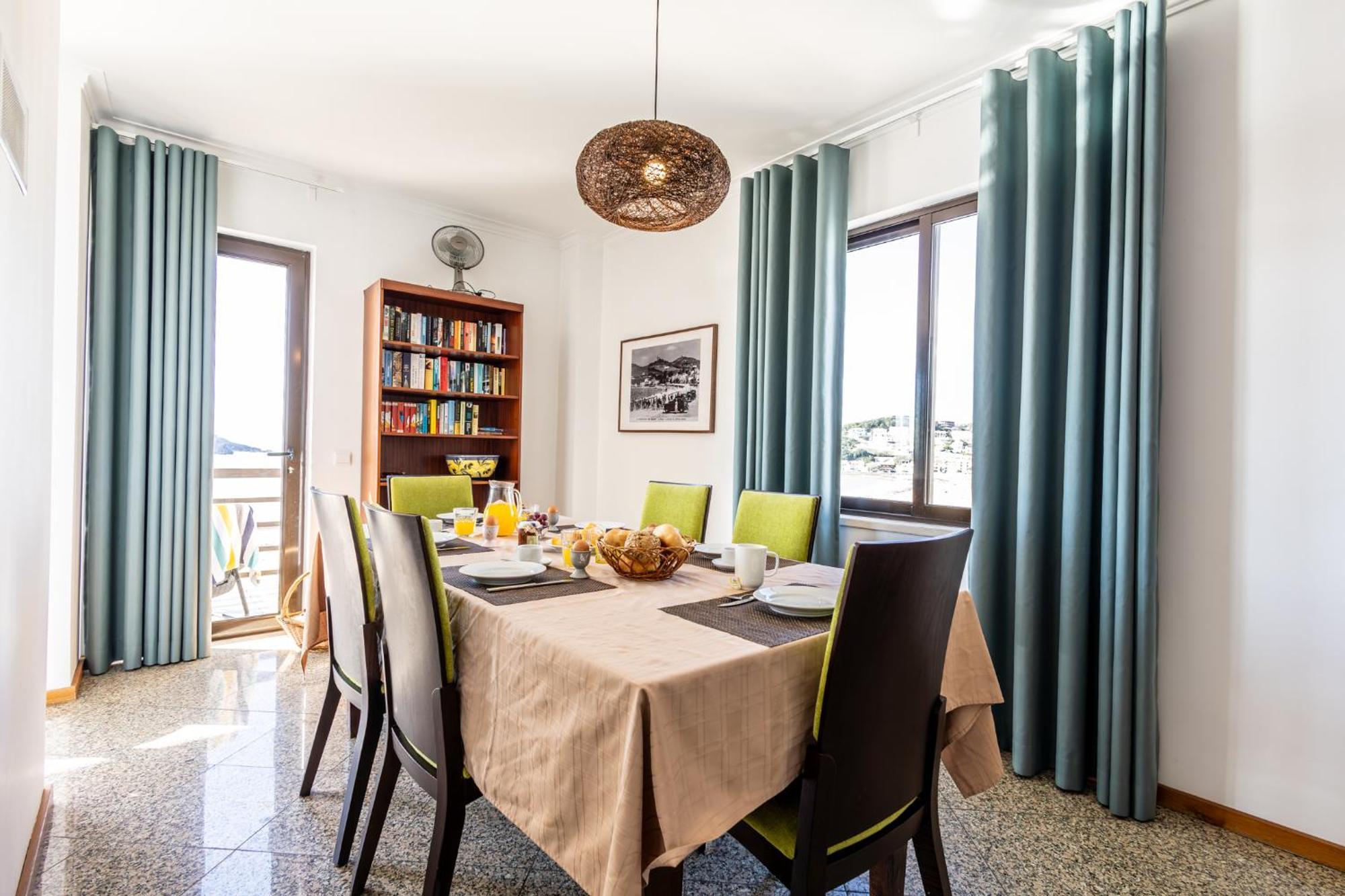 Beachfront 3Bdr Apt On Marginal Boulevard Sao Martinho do Porto Luaran gambar