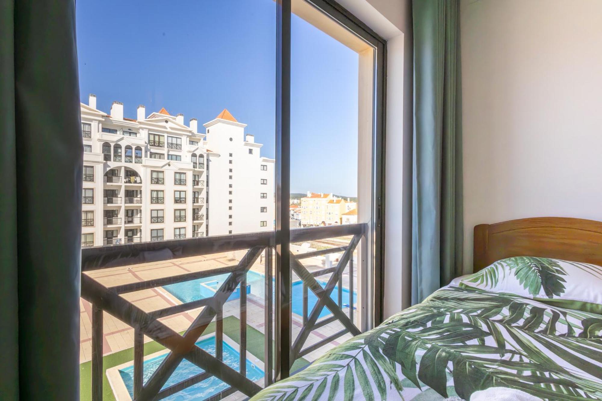 Beachfront 3Bdr Apt On Marginal Boulevard Sao Martinho do Porto Luaran gambar