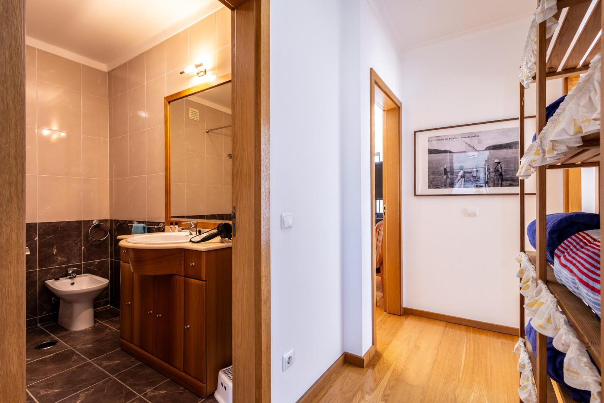 Beachfront 3Bdr Apt On Marginal Boulevard Sao Martinho do Porto Luaran gambar